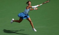 WTA查尔斯顿站最新战报，郑钦文6-4萨卡里，中国金花占据先机