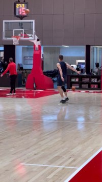 🤗快船全队训练结束后 哈登和博格丹一起加练三分~